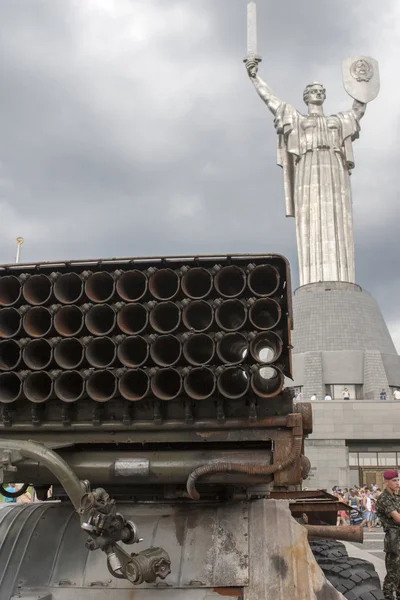 Armas y municiones de terroristas incautados por militares de la Guardia Nacional de Ucrania . — Foto de Stock