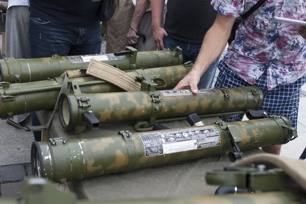 Armas y municiones de terroristas incautados por militares de la Guardia Nacional de Ucrania . — Foto de Stock