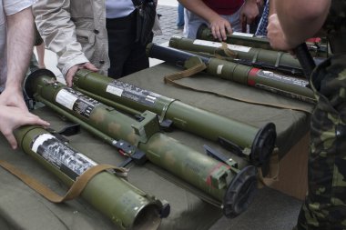 Ukrayna Ulusal Muhafız Birliği'ne ait askerler tarafından ele geçirilen teröristlerin silah ve mühimmatı.