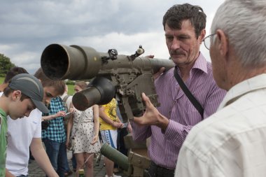 Ukrayna Ulusal Muhafız Birliği'ne ait askerler tarafından ele geçirilen teröristlerin silah ve mühimmatı.