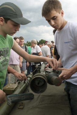 Ukrayna Ulusal Muhafız Birliği'ne ait askerler tarafından ele geçirilen teröristlerin silah ve mühimmatı.