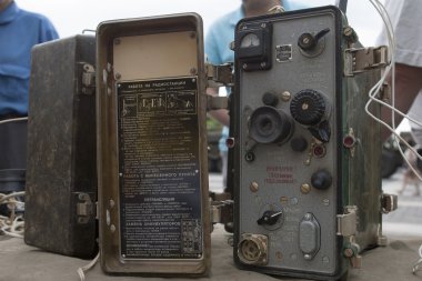 Ukrayna Ulusal Muhafız Birliği'ne ait askerler tarafından ele geçirilen teröristlerin silah ve mühimmatı.