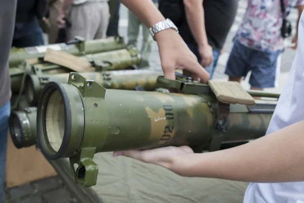 Armas y municiones de terroristas incautados por militares de la Guardia Nacional de Ucrania . —  Fotos de Stock