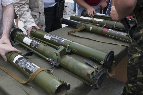 Waffen und Munition von Terroristen von Soldaten der ukrainischen Nationalgarde beschlagnahmt. — Stockfoto