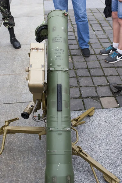 Wapens en munitie van terroristen in beslag genomen door militairen van de nationale garde van Oekraïne. — Stockfoto