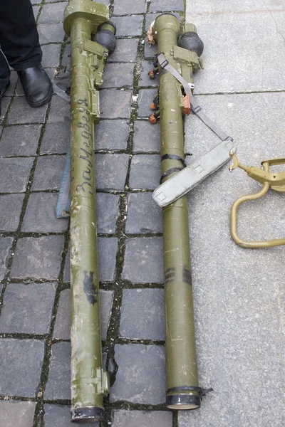 Wapens en munitie van terroristen in beslag genomen door militairen van de nationale garde van Oekraïne. — Stockfoto