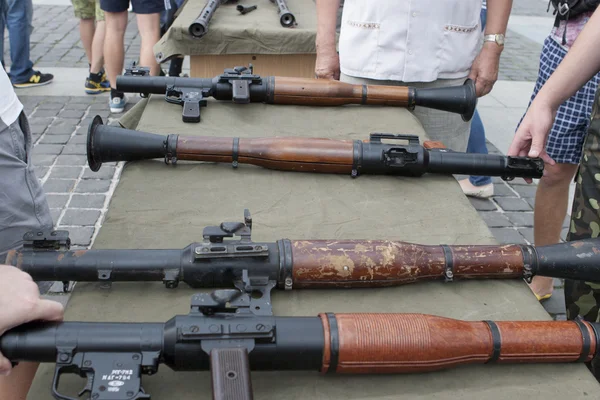 อาวุธและกระสุนของผู้ก่อการร้ายถูกยึดโดยข้าราชการของยามแห่งชาติของยูเครน . — ภาพถ่ายสต็อก