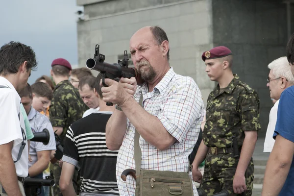 Broń i amunicja terrorystów przejętych przez żołnierzy Gwardii Narodowej Ukrainy. — Zdjęcie stockowe