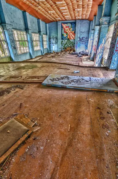 シベリアの放棄された場所の隠れた場所にあるストリートアート — ストック写真