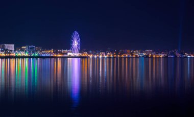 Bakü Bulvarı 'nın gece manzarası