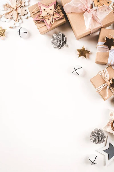 성탄절 선물 상자와 크리스마스 장식으로 장식된 크리스마스 배경 — 스톡 사진
