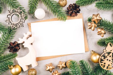 Köknar ağacı dalları ve dekorasyonlarının Noel kompozisyonu.
