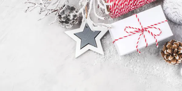 성탄절 선물 상자와 크리스마스 장식으로 장식된 크리스마스 배경. — 스톡 사진