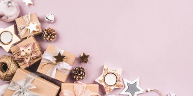 Noel arkaplanı, hediye kutuları ve Noel süslemeleri.