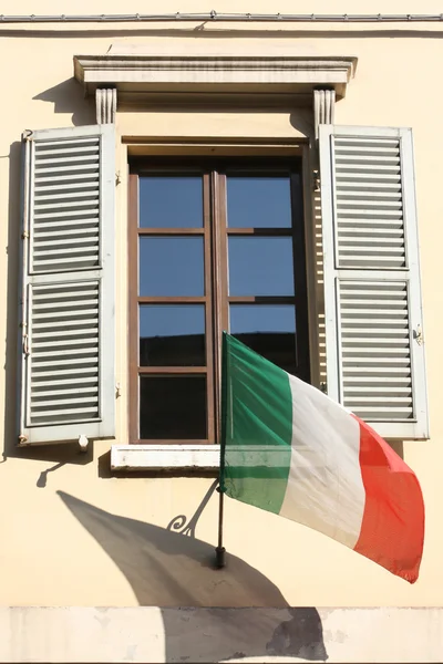 Drapeau italien avec fenêtre — Photo