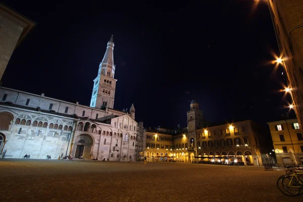 Ночью на площади Модены — стоковое фото