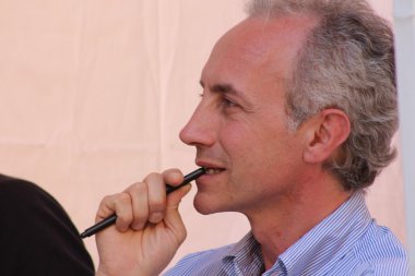 İtalyan gazeteci marco travaglio