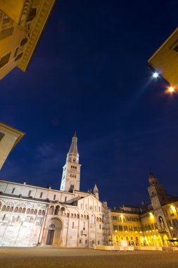 Modena, piazza grande, ghirlandina, gece