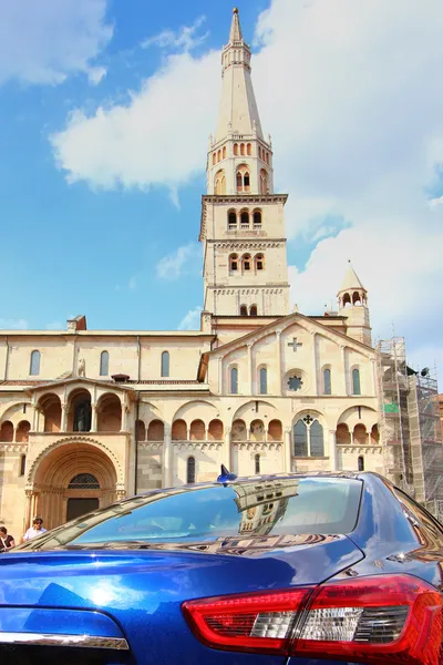 Ghirlandina, dôme, voiture de sport, modena — Photo