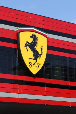 Maranello, Modena, İtalya, Şubat 2021 - Ferrari otomobil fabrikasının girişi ön planda Scuderia (stabil) Ferrari F1 logosu ile