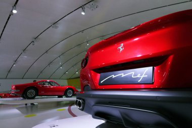 Modena, İtalya, Aralık 2021, MEF Ferrari Müzesi Casa Enzo Ferrari, mimarinin ayrıntıları