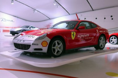 Modena, İtalya, Aralık 2021, MEF Ferrari Müzesi Casa Enzo Ferrari, Ferrari 2016 Scaglietti, yıl 2004