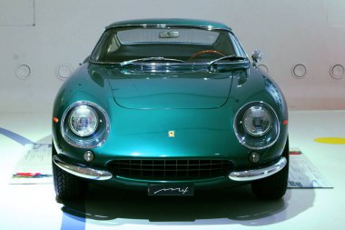 Modena, İtalya, Aralık 2021, MEF Ferrari Müzesi Casa Enzo Ferrari, Ferrari 275 GTB4, yıl 1966, ön detay
