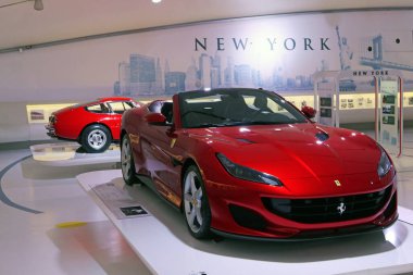 Modena, İtalya, Aralık 2021, MEF Ferrari Müzesi Casa Enzo Ferrari, Ferrari Portofino yılı 2018