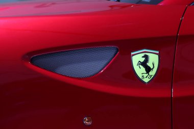 Modena, İtalya, Aralık 2021, MEF Ferrari Müzesi Casa Enzo Ferrari, Ferrari FF yılı 2011, aerodinamik detler