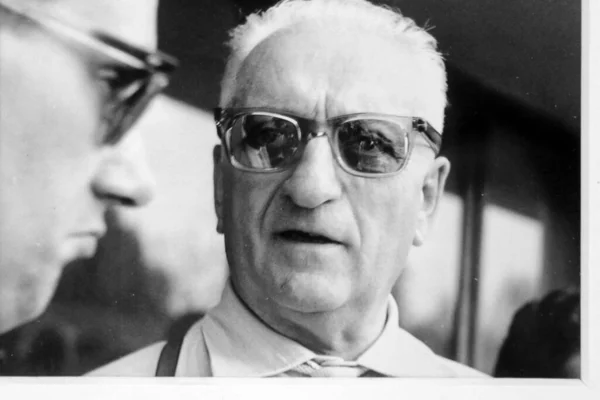 Modena, İtalya, Aralık 2021, MEF Ferrari Müzesi Casa Natale di Enzo Ferrari, Mühendis Enzo Ferrari 'nin tarihi fotoğrafı 