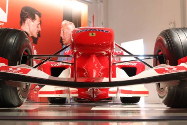 Modena, İtalya, Aralık 2021, MEF Ferrari Müzesi Enzo Ferrari 'nin doğum evi, Ferrari F2003 Michael Schumacher kazananı, tasarım detayları