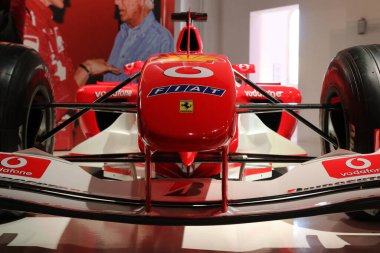 Modena, İtalya, Aralık 2021, MEF Ferrari Müzesi Enzo Ferrari 'nin doğum evi, Ferrari F2003 Michael Schumacher kazananı, tasarım detayları