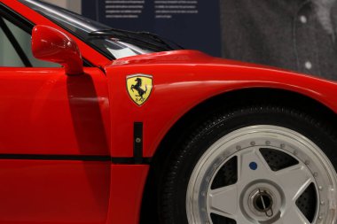 Modena, İtalya, Aralık 2021, MEF Ferrari Müzesi doğum evi Enzo Ferrari F40, yıl 1987, süper araba detayları