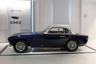 Modena, İtalya, Aralık 2021, MEF Ferrari Müzesi Enzo Ferrari, Ferrari 212 Inter Coupe Vignale, yıl 1952