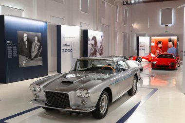 Modena, İtalya, Aralık 2021, MEF Ferrari Müzesi Enzo Ferrari, Ferrari 400 Superamerika 'nın doğduğu yer, özel model Gianni Agnelli, yıl 1959