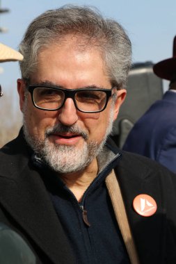 Modena, İtalya, Mart 2022, Pino Cabras İtalyan milletvekili parlamentoda, Alternativa hareketi, bir halk siyasi gösterisinde, editoryal