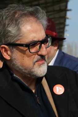 Modena, İtalya, Mart 2022, Pino Cabras İtalyan milletvekili parlamentoda, Alternativa hareketi, bir halk siyasi gösterisinde, editoryal