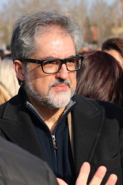 Modena, İtalya, Mart 2022, Pino Cabras İtalyan milletvekili parlamentoda, Alternativa hareketi, bir halk siyasi gösterisinde, editoryal