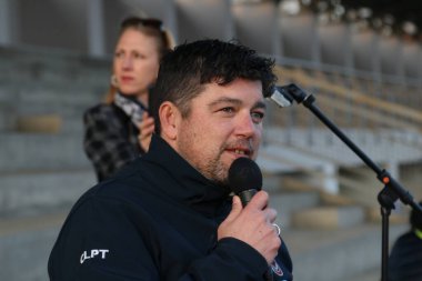 Modena, İtalya, 19 Mart 2022, Stefano Puzzer, siyasi etken, halka açık bir etkinlikte konuşma