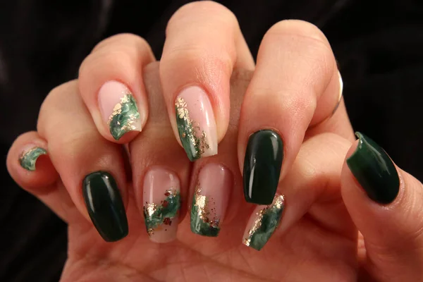 用绿色装饰的女性指甲 — 图库照片