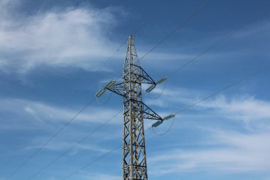 Gökyüzü arka planında yüksek voltajlı elektrik pilonu