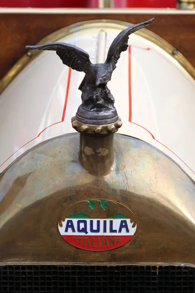 カルピ モデナ イタリア 2022年5月 1910年からアンティークイタリアのアクィラブランド車のロゴの詳細 古典的なヴィンテージコレクターの車 — ストック写真