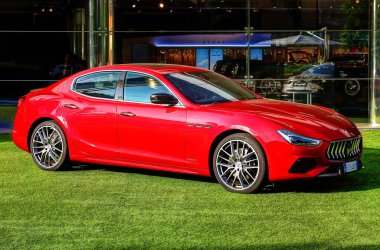 Modena, İtalya, Mayıs 2022, Maserati Ghibli fabrikanın resmi gösteri odasında, Motor Vadisi Sergisi 2022