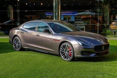 Modena, İtalya, Mayıs 2022, Maserati Quattroporte şirketin resmi gösteri odasında, Motor Vadisi Sergisi 2022