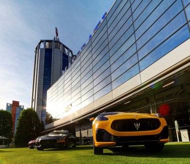 Modena, İtalya, Mayıs 2022, Maserati arabaları fabrika galerisinin önünde, Motor Vadisi sergisi