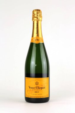 Fransa, 2022 yılı, beyaz arka planda izole edilmiş Veuve Clicquot şampanyası, stüdyo çekimi.