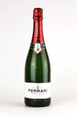 İtalya, 2022 yılı, beyaz arka planda Ferrari Demi-Sec spumante şişesi, stüdyo çekimi