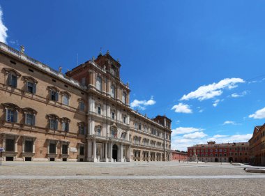 Modena, Emilia-Romagna, İtalya, Piazza Roma 'nın panoraması. Arka planda eski dük sarayı, şimdi de Askeri Akademi, turistik mekan.