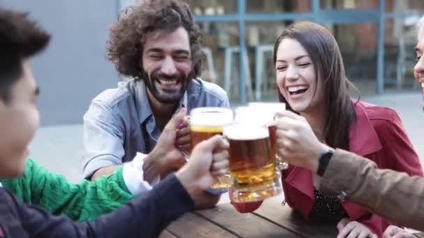 Grupo de amigos multirraciais que bebem cerveja no bar da cervejaria depois do trabalho — Vídeo de Stock