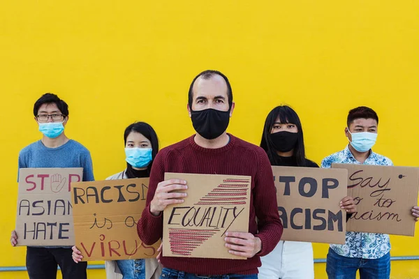 Πολυφυλετικοί διαδηλωτές με μάσκα προσώπου διαδηλώνουν στο δρόμο για ίσα δικαιώματα — Φωτογραφία Αρχείου